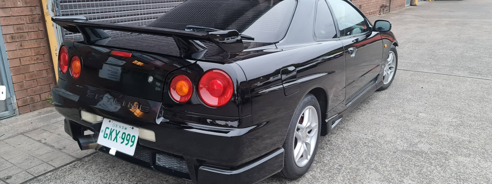 P&P black car